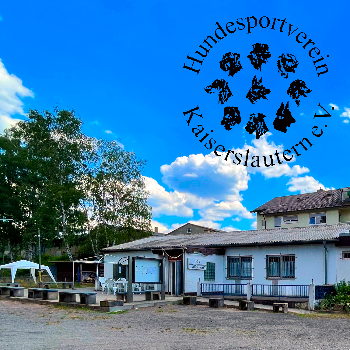 Bild vom Vereinshaus des Hundesportverein Kaiserslautern e. V. im Hintergrund ist der Himmel zu sehen, in den Hintergrund wurde das schwarze Vereinslogo eingefügt