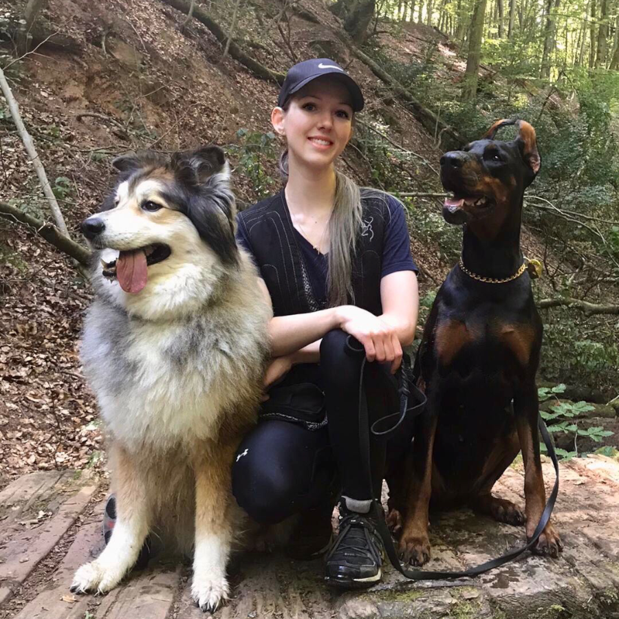Hundetrainerin Nina Sparks und ihre zwei Hunde im Wald